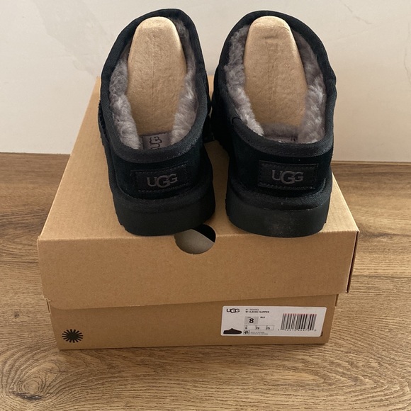 Ugg mini classic slipper in black NIB - Picture 2 of 5